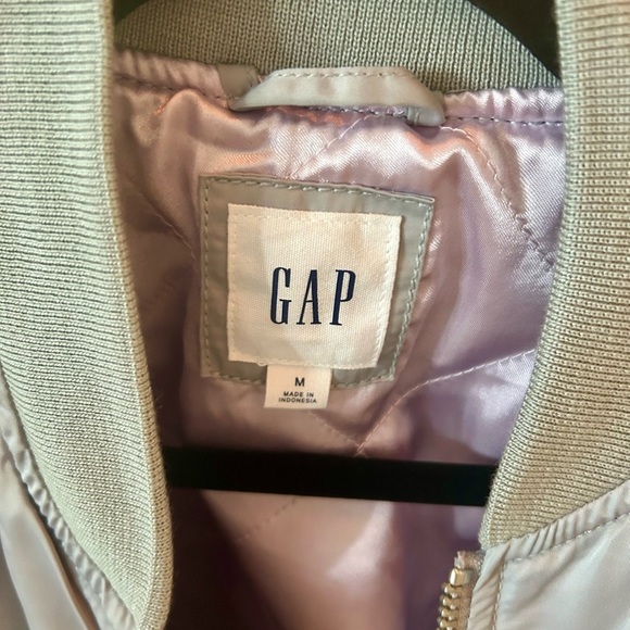 🩶💜NWT GAP Silver Bomber Jacket w/ Lavender Lining Zip Front w/ Pockets Size M - Picture 8 of 13